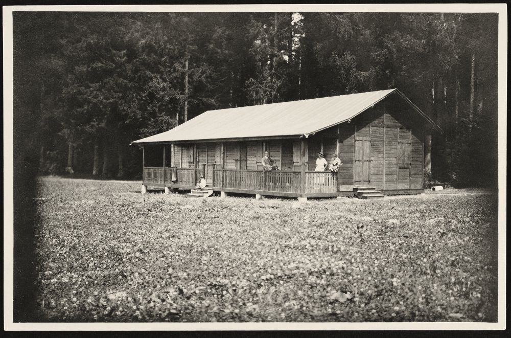 Le premier club-house en 1921 (ancien baraquement de l'armée américaine)